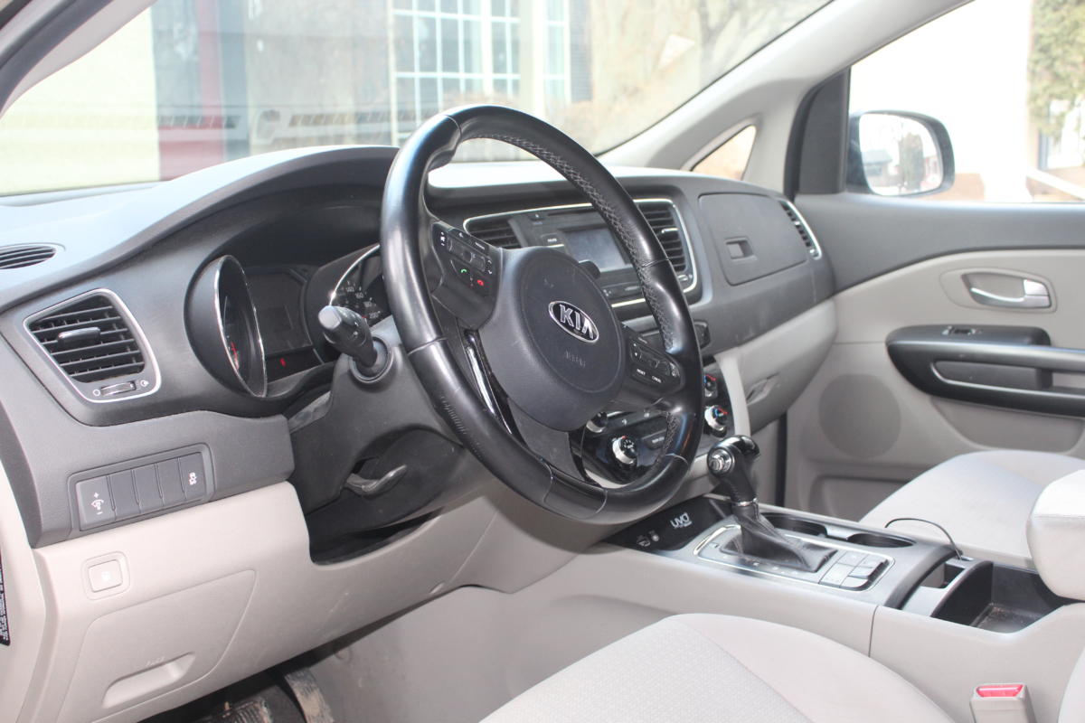 2016 Kia Sedona LX+ driver console